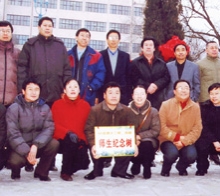       2004年12月路大三、四班畢業(yè)生十五周年同學(xué)聚會在母校栽下師生紀(jì)念 樹祝母校更加輝煌