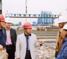       圖為學(xué)院畢業(yè)生韋世國副局長（左一）、學(xué)院畢業(yè)生九泰公司 總經(jīng)理關(guān)和平（中）在施工現(xiàn)場